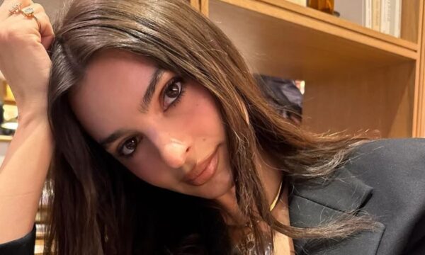 Emily Ratajkowski: Αποκαλύπτει πώς το tiramisu makeup αναδεικνύει εντυπωσιακά τα μαλλιά της