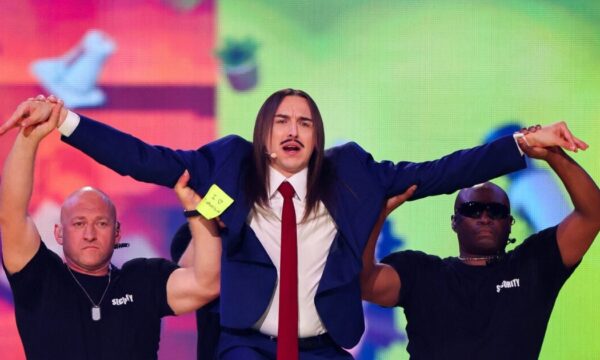 Eurovision 2025 – Α’ Ημιτελικός: Με ένα ποτήρι καφέ και τέσσερις σωματοφύλακες εντυπωσίασε στη σκηνή ο εκπρόσωπος της Εσθονίας