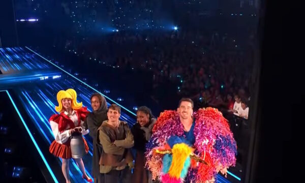 Eurovision 2025: «Εμείς εφηύραμε τη Δημοκρατία» ισχυρίστηκαν οι παρουσιάστριες της Ελβετίας – Εξοργίστηκαν οι χρήστες του X/Twitter