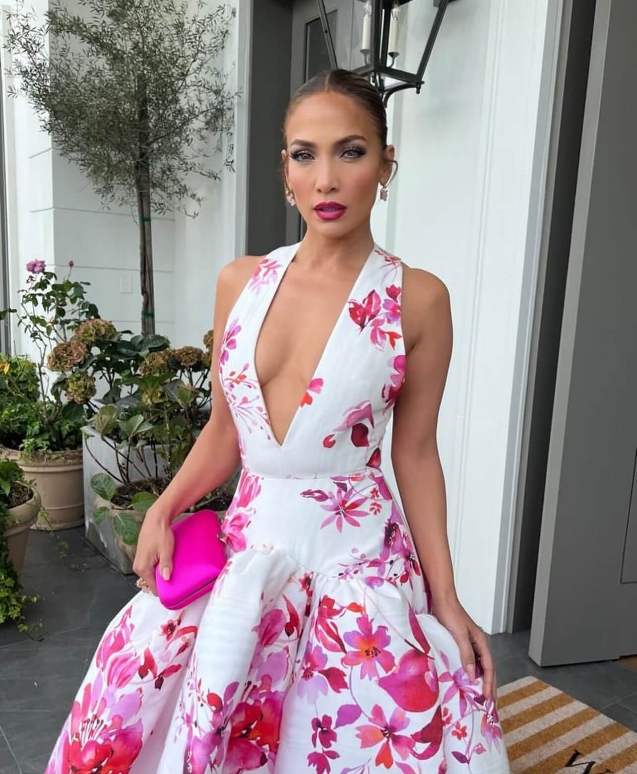 H Jennifer Lopez με φλοράλ βραδινό φόρεμα