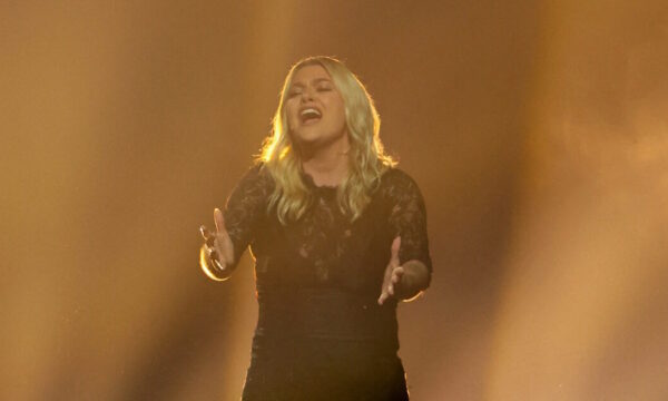 Eurovision 2025 – Τελικός: Η Louane από τη Γαλλία, το απόλυτο φαβορί, καθήλωσε με την εκρηκτική εμφάνισή της