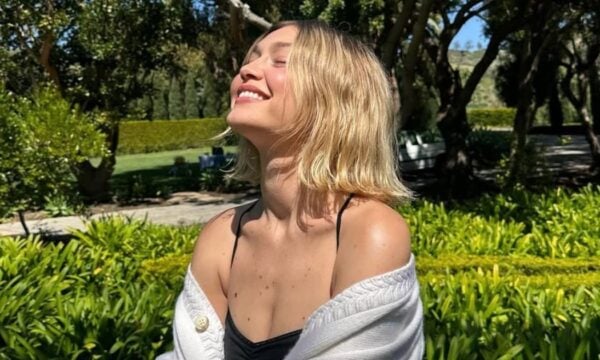 To ξέφρενο flippy hairstyle της Gigi Hadid είναι το απόλυτο κούρεμα για το καλοκαίρι
