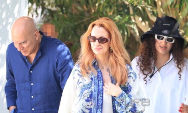 Νίκος Γκάλης: Εντυπωσιακή εμφάνιση με τη σύζυγό και την 19χρονη κόρη τους, Στέλλα – Μοναδικές φωτογραφίες