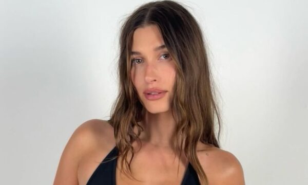H Hailey Bieber αναγεννά το θρυλικό beach wavy στυλ των αδελφών Olsen