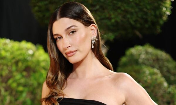 Tα «Ice-Cream Nails» της Hailey Bieber είναι η μανικιούρ τάση που θα λατρέψουμε όλες το καλοκαίρι