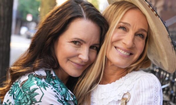 Η Kristin Davis αποκαλύπτει το πολύτιμο μυστικό της Sarah Jessica Parker για το απόλυτο στιλ