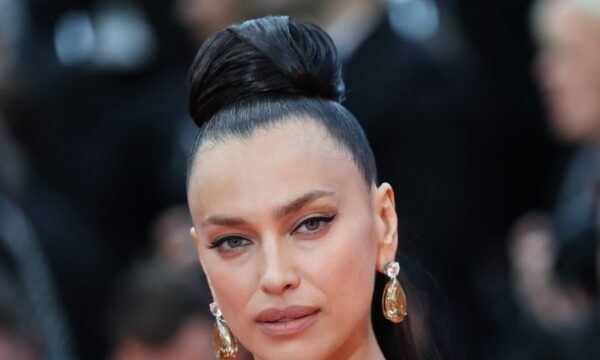 Irina Shayk: Πριν λάμψει στο κόκκινο χαλί υιοθέτησε το απόλυτο αξεσουάρ μαλλιών που θα λατρέψεις τους επόμενους μήνες