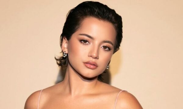 Isabela Merced: Λάμπει με το εντυπωσιακό total wet beauty look