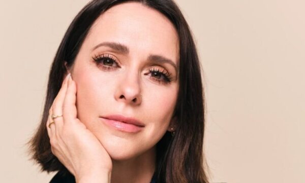 Jennifer Love Hewitt: Μόλις λάνσαρε μια εκθαμβωτική «Sunset Lover» απόχρωση στα μαλλιά ιδανική για το καλοκαίρι