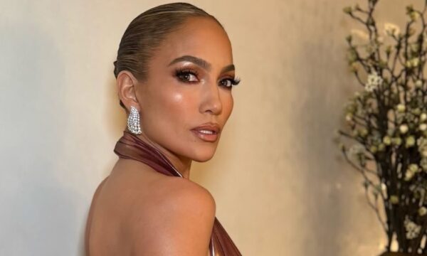 Jennifer Lopez: Αποκαλύπτουμε το εκθαμβωτικό μακιγιάζ της στα American Music Awards 2025