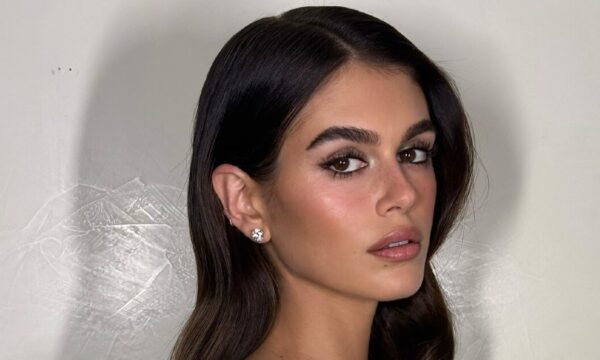 Kaia Gerber: Μαγεύει με liquid hair και soft smoky eye χαρίζοντας μαθήματα αβίαστης κομψότητας