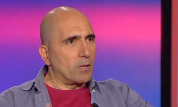 Αλέξανδρος Καλπακίδης: «Είχα απορρίψει πρόταση γάμου από τη σύζυγό μου παλαιότερα όταν μου είπε “ναι”»