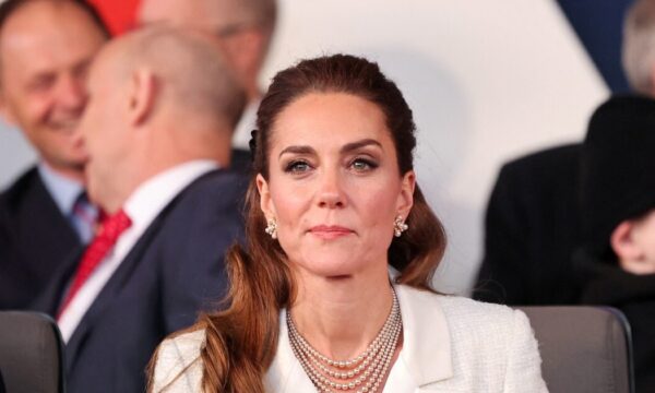 Kate Middleton: Στην πρόσφατη εμφάνισή της λάμπει με εντυπωσιακό half up που απογειώνει με κομψό αξεσουάρ