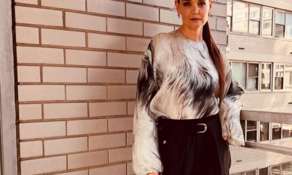 Το κρυφό μυστήριο της Katie Holmes για αέρινη κομψότητα – Αυτό το απλό σύνολο λατρεύουν όλες οι διάσημες