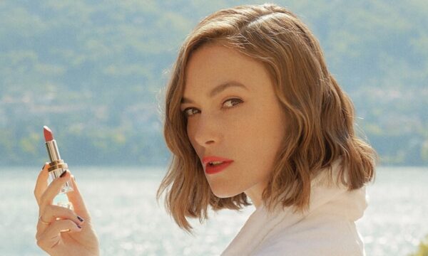 Keira Knightley: Λάμπει με το πιο εντυπωσιακό κραγιόν της άνοιξης