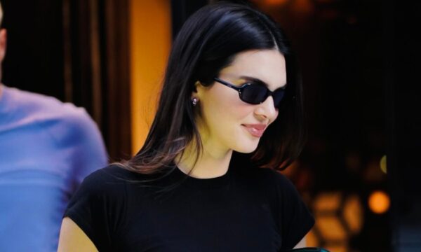 Kendall Jenner: Εμφάνιση-έκπληξη στη Νέα Υόρκη με casual chic look και το απόλυτο αξεσουάρ μαλλιών της σεζόν