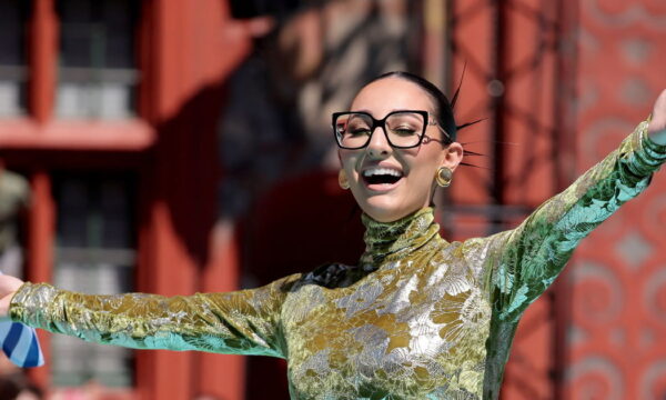 Eurovision 2025: Η εντυπωσιακή παρουσία της Klavdia στο Τιρκουάζ Χαλί κατά την έναρξη της μεγάλης γιορτής