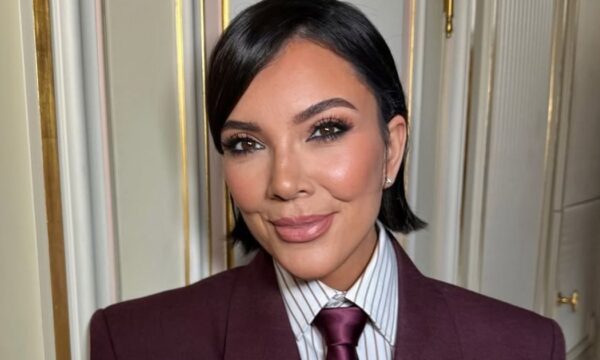 Η Kris Jenner εντυπωσιάζει με το επαναστατικό στυλ των Kiss Curls
