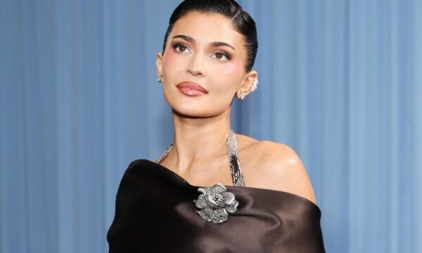 Η Kylie Jenner εγκαταλείπει προσωρινά το quite luxury στιλ για χάρη των αποχρωματισμένων φρυδιών