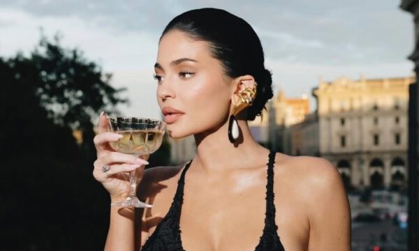 Η Kylie Jenner εντυπωσίασε στο πρώτο επίσημο red carpet με τον Timothee Chalamet φτιάχνοντας μόνη της το μακιγιάζ