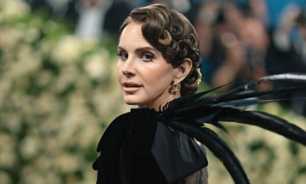 Lana Del Rey: Με εντυπωσιακό vintage χτένισμα λάμψε στο Met Gala