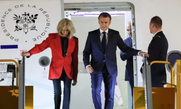 Εμανουέλ Μακρόν: Αποκαλύπτει την αλήθεια για το χαστούκι από τη Μπριζίτ Μακρόν – «Ο κόσμος διαδίδει πολλά ηλίθια πράγματα»