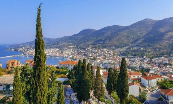 Μάιος σαν… Αύγουστος – Το ελληνικό νησί που κατακλύζεται από Τούρκους τουρίστες