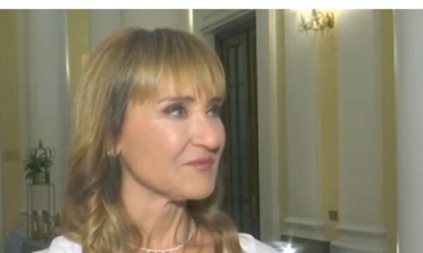 Μάρα Ζαχαρέα: Η συγκινητική διάκριση και η συμβουλή-ζωής στην κόρη της – «Να μην σταματήσει ποτέ να δουλεύει για τα όνειρά της»