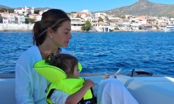 Μαρία Μενούνος: Θαλάσσια απόδραση με την κόρη της Αθηνά και τους κουμπάρους της – Φωτογραφίες