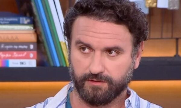 Μελέτης Ηλίας: «Όποτε φωνάζω τη γυναίκα μου “αγαπούλα”, η κόρη μας αντιδρά με “ίου”»