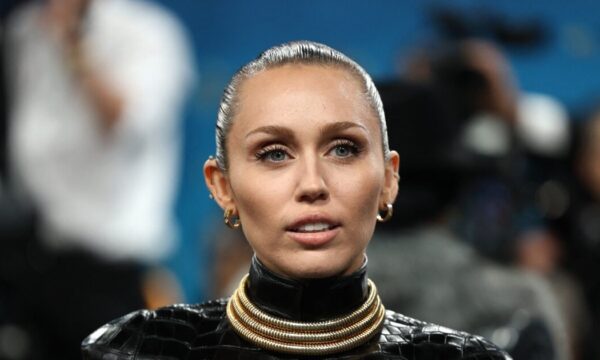 Miley Cyrus: Η εντυπωσιακή πλεξούδα της αντλεί έμπνευση από το θρυλικό Ιαπωνικό origami