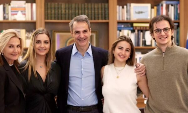Κυριάκος Μητσοτάκης – Μαρέβα Γκραμπόφσκι: Περήφανοι γονείς στην αποφοίτηση του γιου τους Κωνσταντίνου από κορυφαίο πανεπιστήμιο των ΗΠΑ