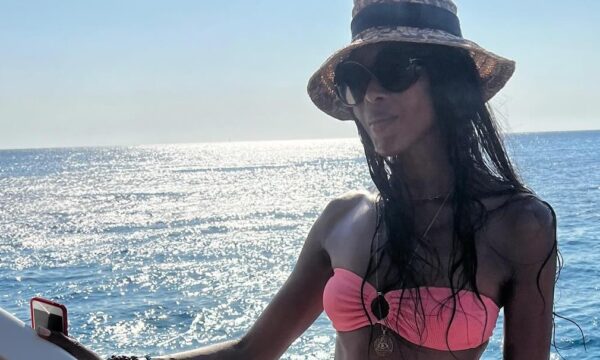 Naomi Campbell: Μαγνητίζει τα βλέμματα με αποκαλυπτικό μπικίνι στα 54 της