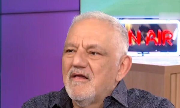 Νίκος Πορτοκάλογλου εξομολογείται: «Είχα εκπαιδευτεί να περνάω αόρατος – Μεγάλωσα στο σκοτάδι της Χούντας»