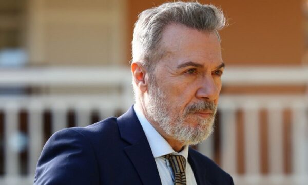 Ο εκδικητής: Ο Λεωνίδας επιδιώκει να εξορίσει την Εβίτα στο Λονδίνο