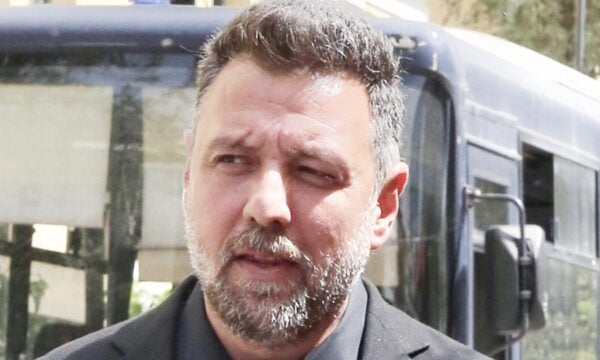 Μάνος Παπαγιάννης: Πρωτοφανής αναταραχή στο δικαστήριο – Ο δικηγόρος της Σοφίας Παυλίδου αξίωσε τη σύλληψη του ηθοποιού