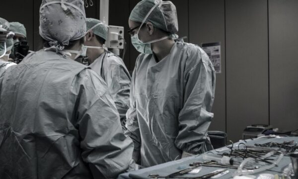 Λαϊκό Νοσοκομείο: Πρωτοποριακή μεταμόσχευση ήπατος με ρομποτική τεχνολογία από ζώντα δότη