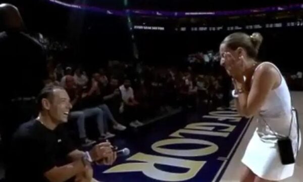 Final Four: Απρόσμενη πρόταση γάμου στο επικό ντέρμπι Ολυμπιακός – Παναθηναϊκός