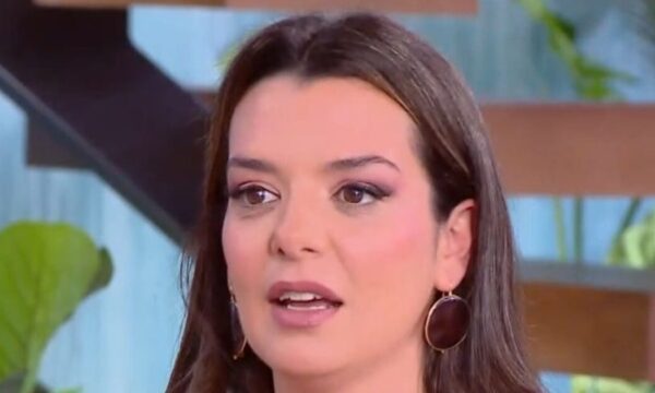 Νικολέττα Ράλλη αποκαλύπτει: «Αν δεν είχαμε το παιδί, θα είχαμε χωρίσει – Έχουμε ένα μοντέλο οικογένειας που είμαστε μαμά και μπαμπάς»