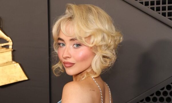 Sabrina Carpenter: Εγκαταλείπει το signature μακιγιάζ της για χάρη ενός vampy look που σοκάρει