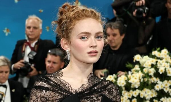 Sadie Sink: Το δροσερό ροδακινί μακιγιάζ της μαγνητίζει το καλοκαίρι