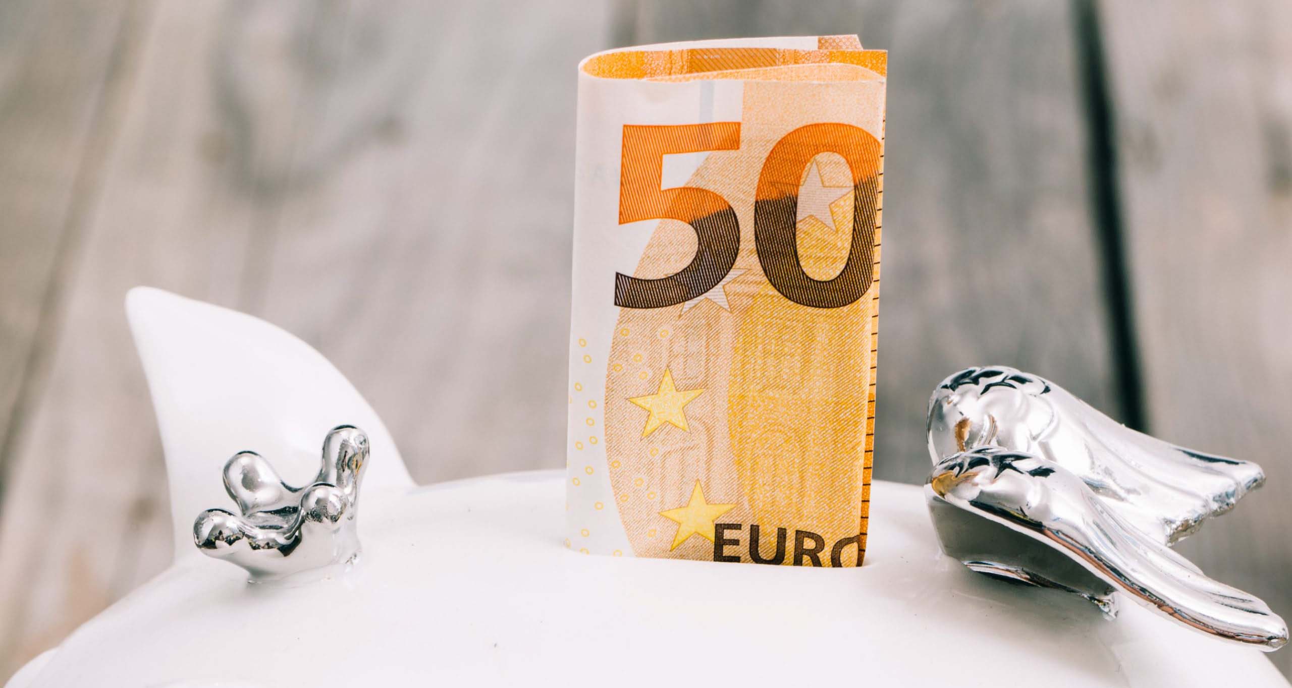 Λευκός κουμπαράς με 50 ευρώ