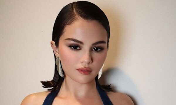 To κομψό χτένισμα της Selena Gomez είναι η ιδανική λύση όταν μεγαλώνει το bob σου