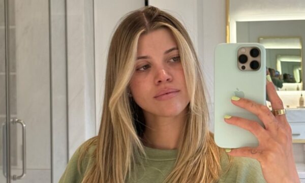 H Sofia Richie Grainge εγκαταλείπει τα viral Blueberry Milk Nails για ένα εκρηκτικό Lime μανικιούρ