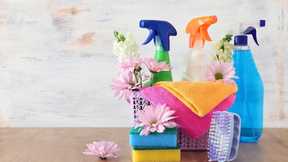 Το DIY κόλπο που εξαφανίζει μαγικά τους λεκέδες από τον καναπέ