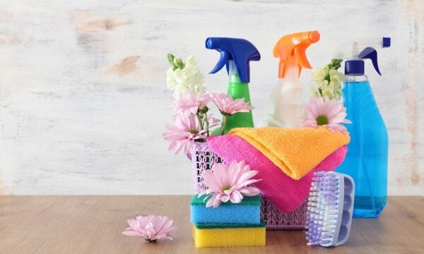Το DIY κόλπο που εξαφανίζει μαγικά τους λεκέδες από τον καναπέ