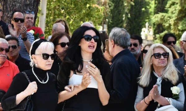 Νίκος Γαλανός: Λύγισε συντετριμμένη η σύντροφός του, Έλενα Σαγάνα στο τελευταίο «αντίο» – Φωτογραφίες