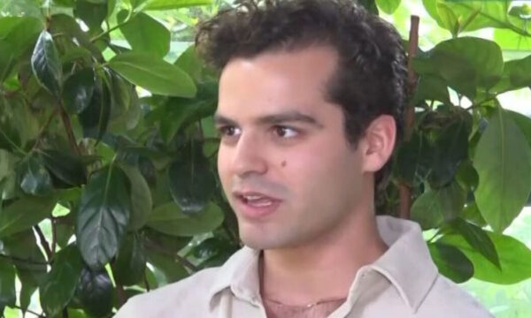 Γιάννης Τσουμαράκης: Η επιτυχημένη σειρά «Έχω παιδιά», η διάκριση στα βραβεία Χόρν και το μυστικό του ως yoga instructor