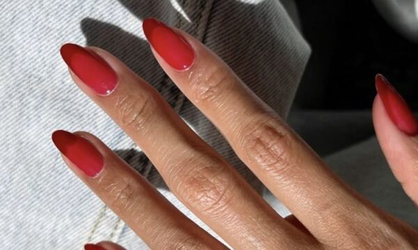 Two-tone French Mani: Αναβάθμισε το κλασσικό στυλ και απογείωσε το γαλλικό μανικιούρ