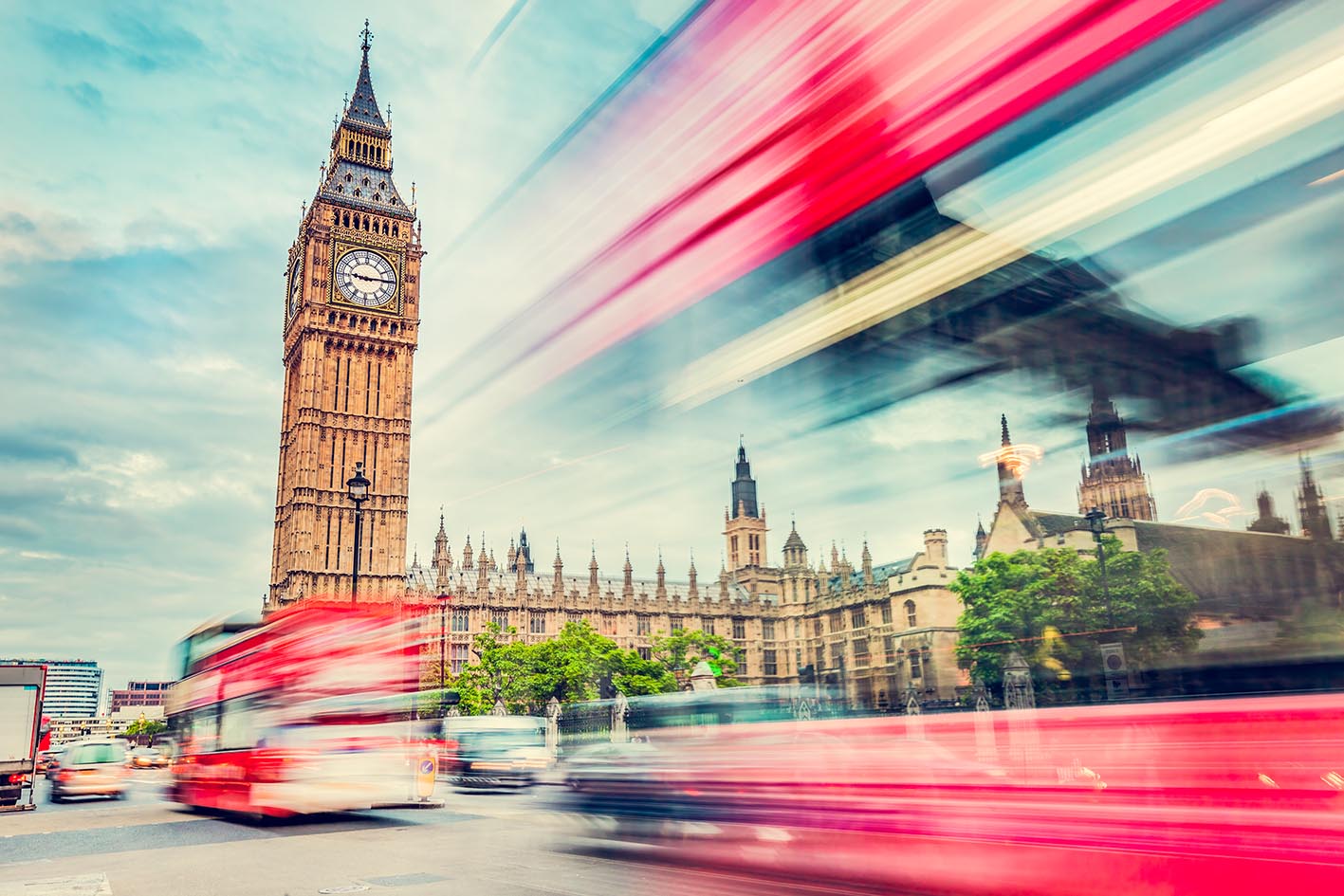 Κόκκινο λεωφορείο περνά τη γέφυρα Westminster και βλέπουμε το Big Ben Λονδίνο